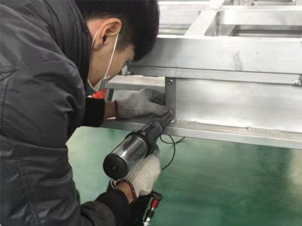 華菱采購速耐用于電梯零部件生產(chǎn)的氣動鉚釘槍